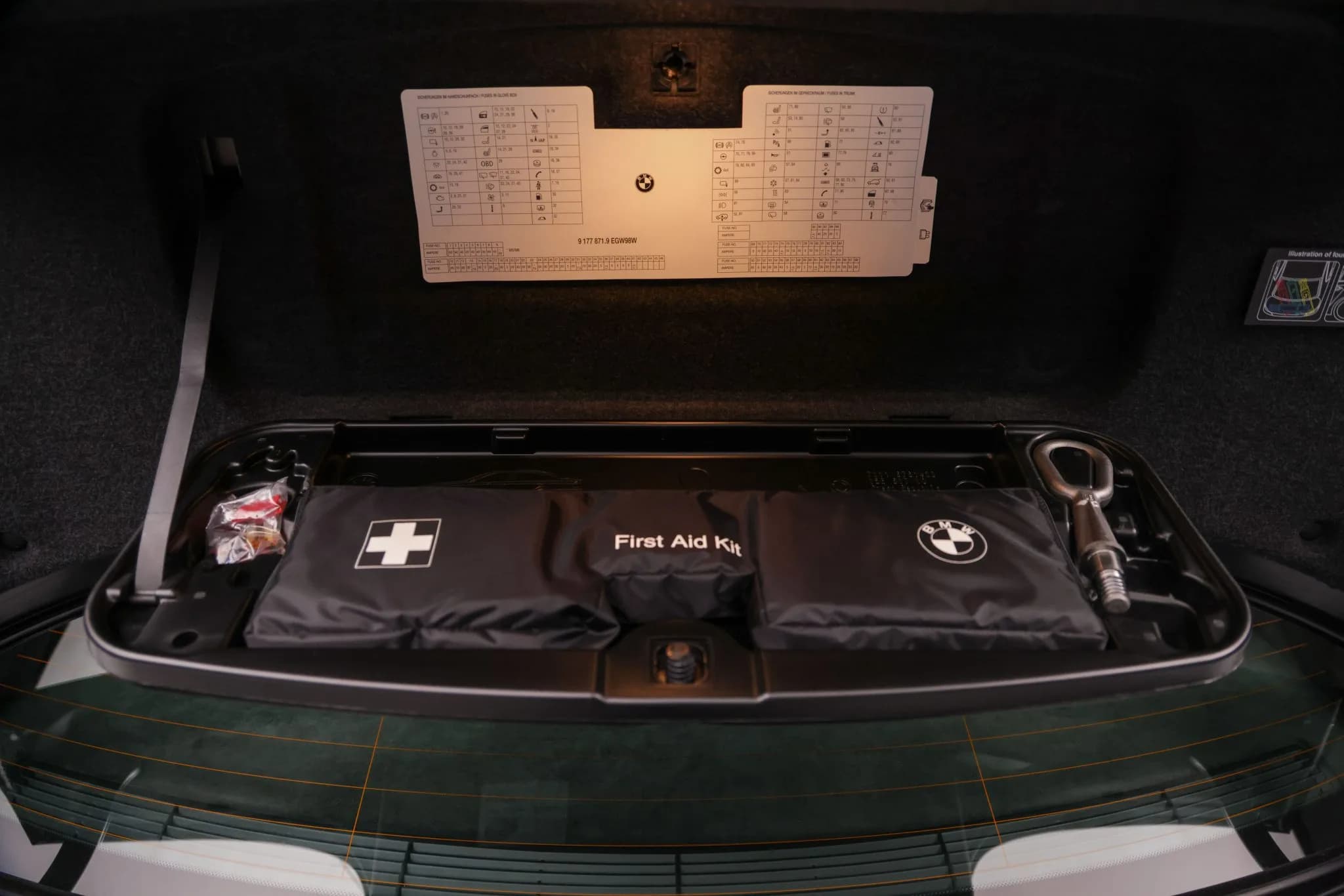 2008 BMW M5 Sedan — Trunk, tools & first-aid kit 6