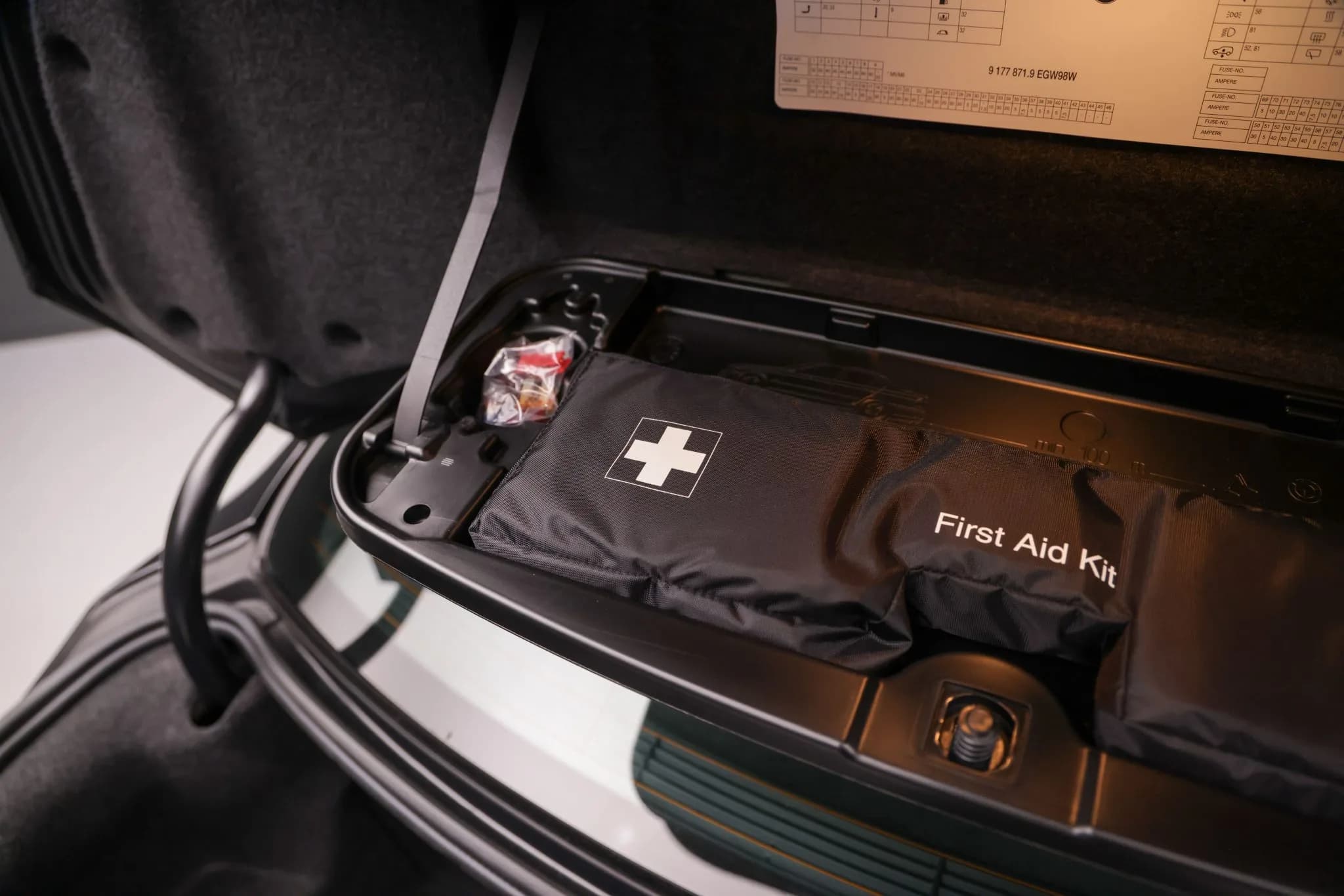 2008 BMW M5 Sedan — Trunk, tools & first-aid kit 7