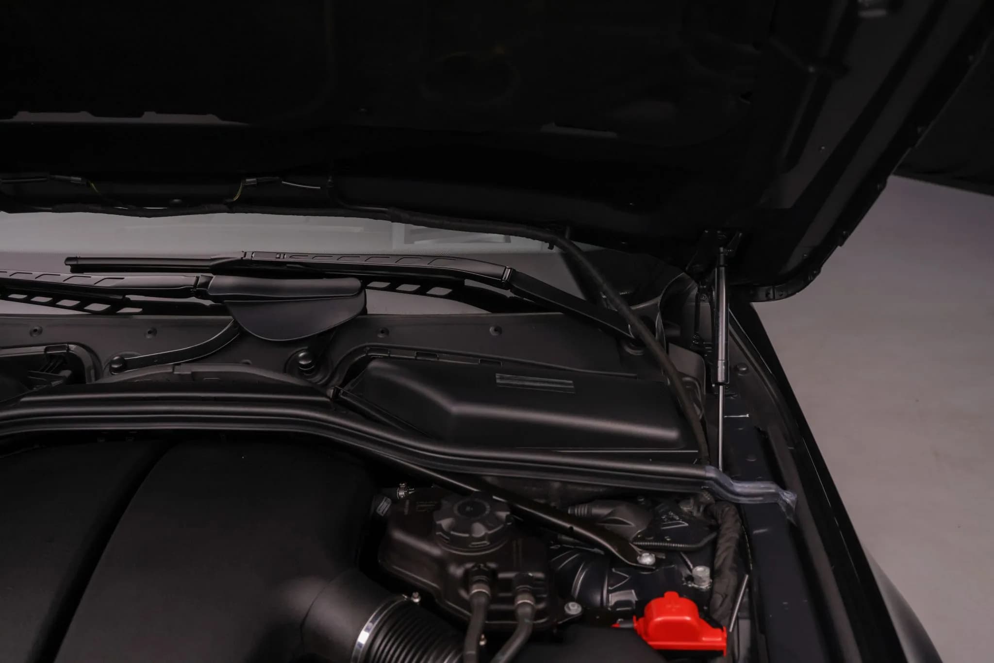 2008 BMW M5 Sedan — Engine bay 8