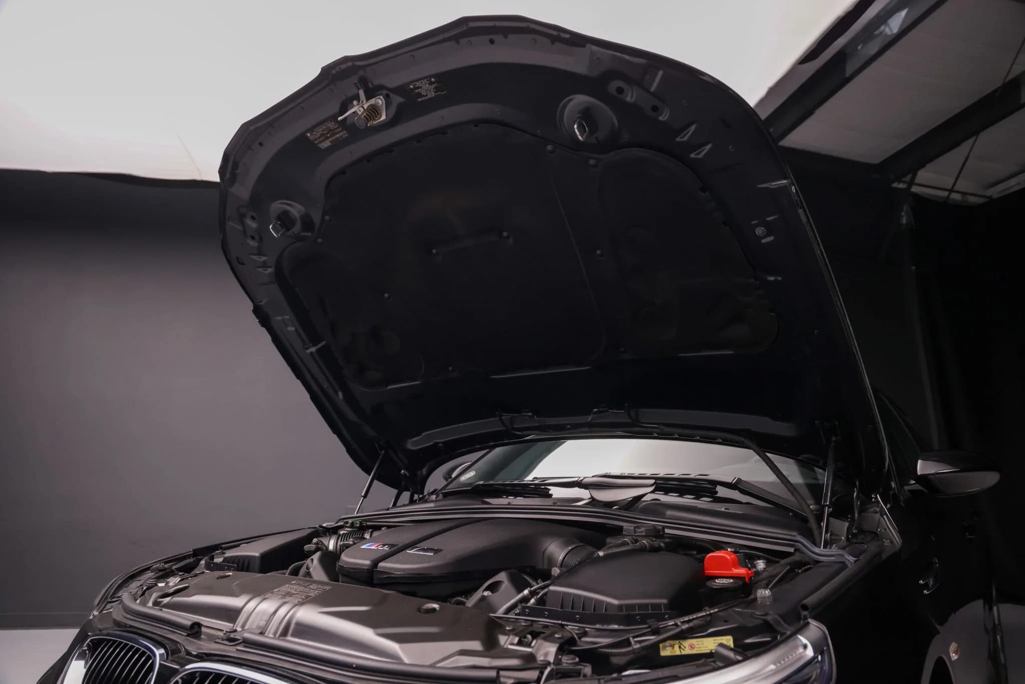 2008 BMW M5 Sedan — Engine bay 9