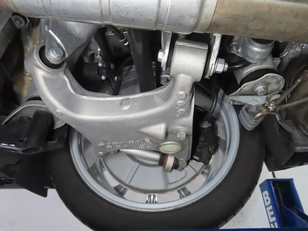 2008 BMW M5 Sedan — Undercarriage & underbody 8
