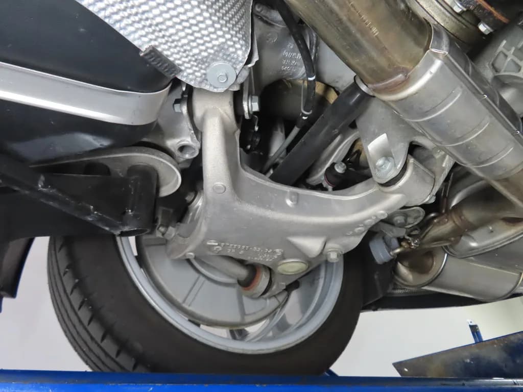 2008 BMW M5 Sedan — Undercarriage & underbody 21